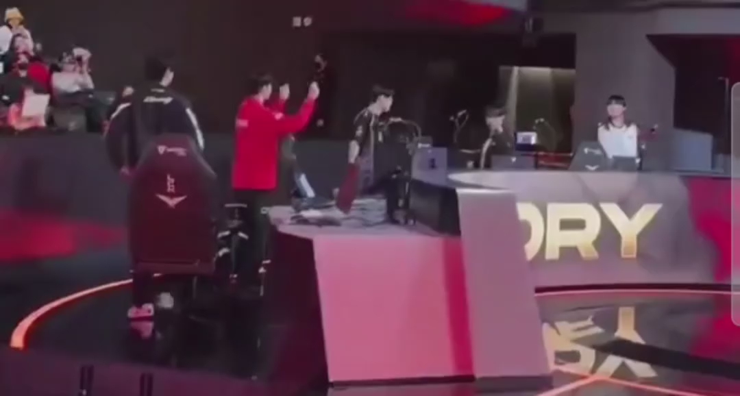 Faker慢半拍的高舉雙手，中路隊全都跟著舉起手來！