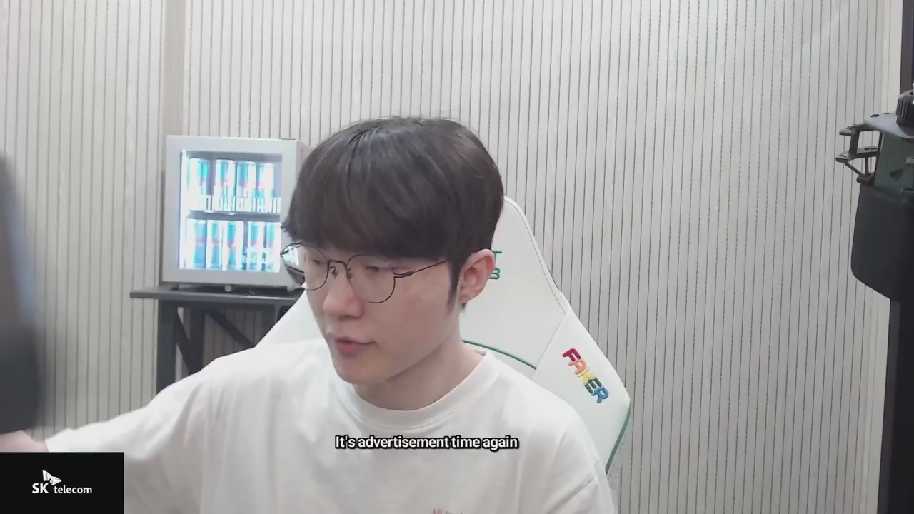 Faker 直播開箱自己的GOAT 紀念幣，搭配飛式笑話